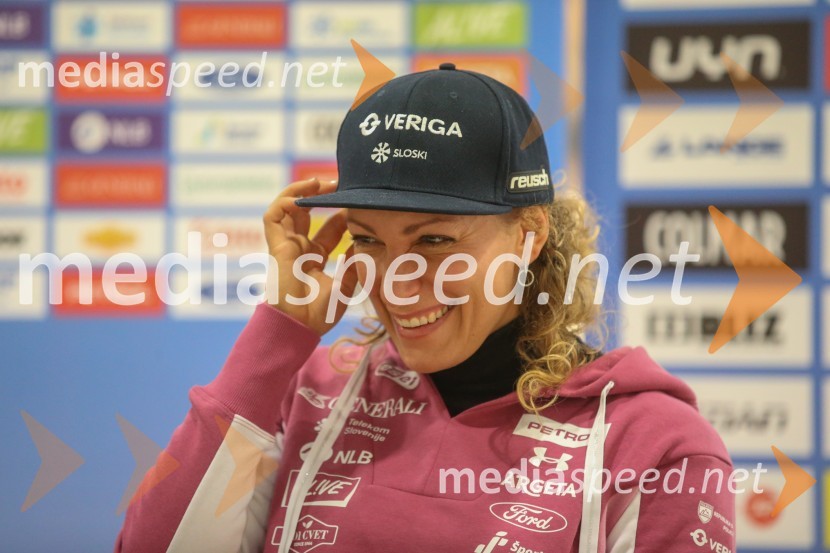  Ilka Štuhec, slovenska alpska smučarkaIlka Štuhec, novinarska konferenca pred začetkom sezone