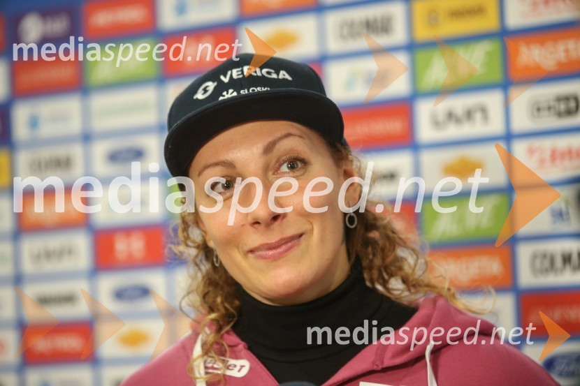  Ilka Štuhec, slovenska alpska smučarkaIlka Štuhec, novinarska konferenca pred začetkom sezone
