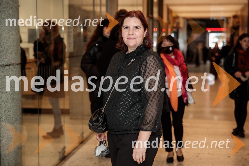  Teja Pelko, novinarka, Svet24Avgust v okrožju Osage, premiera drame