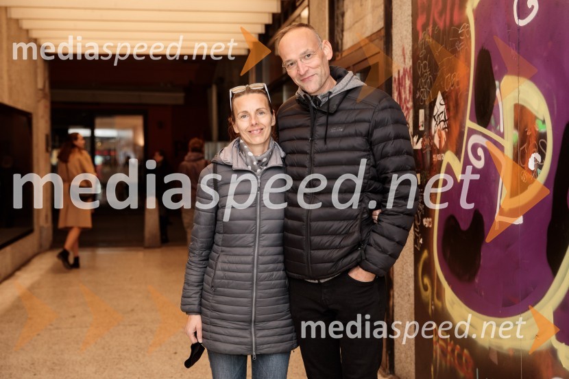  Mojca Salkič;  Aleksander Salkič, svetovalec predsednika uprave Petrol d.d.Avgust v okrožju Osage, premiera drame