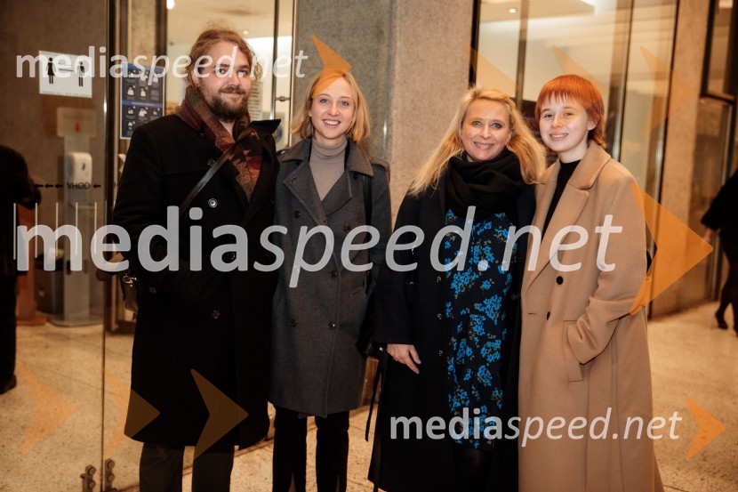  Luka Marcen, režiser;  Lara Ekar Grlj, koreografinja;  Tatjana Doma, dramaturginja SLG Celje;  Lola DomaAvgust v okrožju Osage, premiera drame