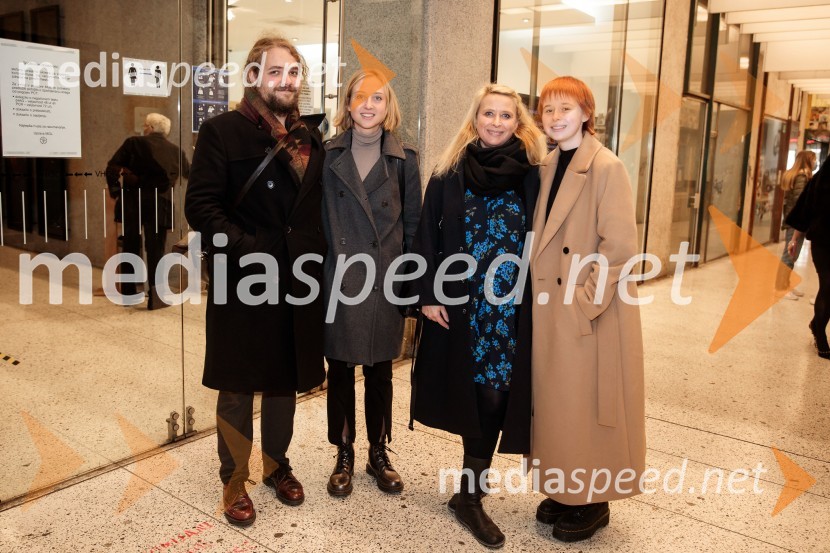  Luka Marcen, režiser;  Lara Ekar Grlj, koreografinja;  Tatjana Doma, dramaturginja SLG Celje;  Lola DomaAvgust v okrožju Osage, premiera drame