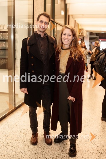  Voranc  Boh, igralec;  Anja Möderndorfer, plesalkaAvgust v okrožju Osage, premiera drame