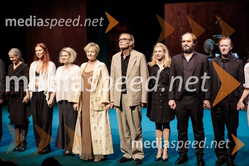  Nataša Tič Ralijan, igralka;  Tina Potočnik Vrhovnik, igralka;  Jana Zupančič, igralka;  Judita Zidar, igralka;  Boris  Kerč, igralec;  Tjaša  Železnik, igralka;  Gregor Gruden, igralec;  Alojz Svete, igralecAvgust v okrožju Osage, premiera drame