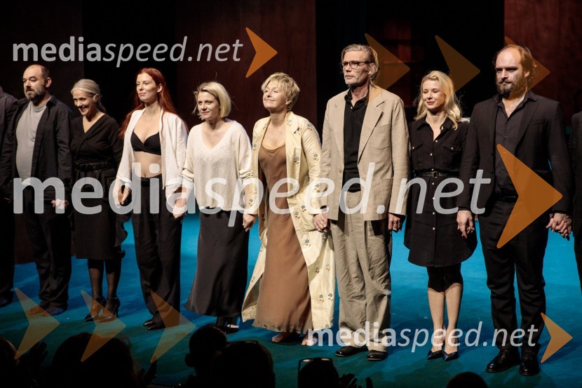  Gaber K. Trseglav, igralec;  Nataša Tič Ralijan, igralka;  Tina Potočnik Vrhovnik, igralka;  Jana Zupančič, igralka;  Judita Zidar, igralka;  Boris  Kerč, igralec;  Tjaša  Železnik, igralka;  Gregor Gruden, igralecAvgust v okrožju Osage, premiera drame