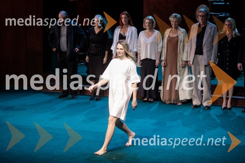  Klara Kuk, igralka, manekenkaAvgust v okrožju Osage, premiera drame