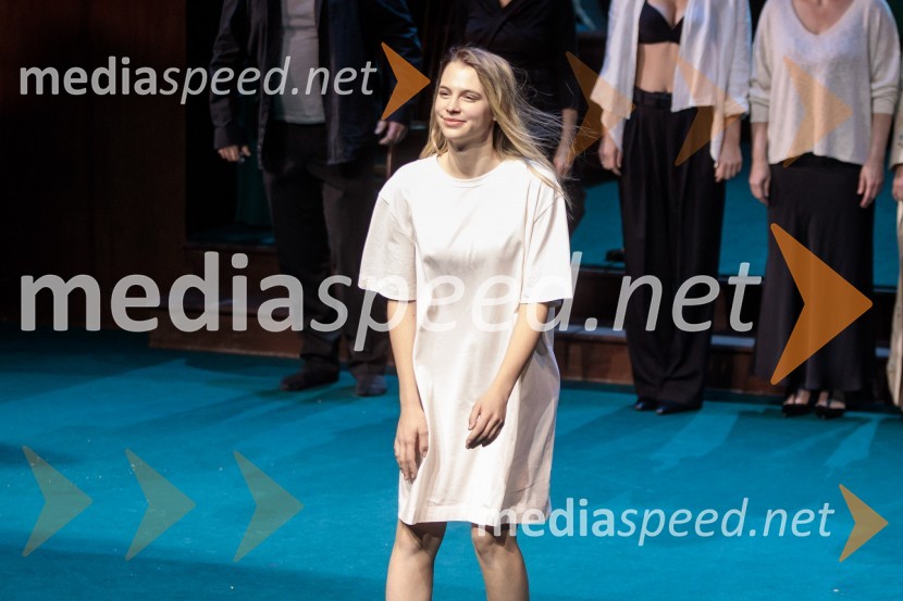  Klara Kuk, igralka, manekenkaAvgust v okrožju Osage, premiera drame