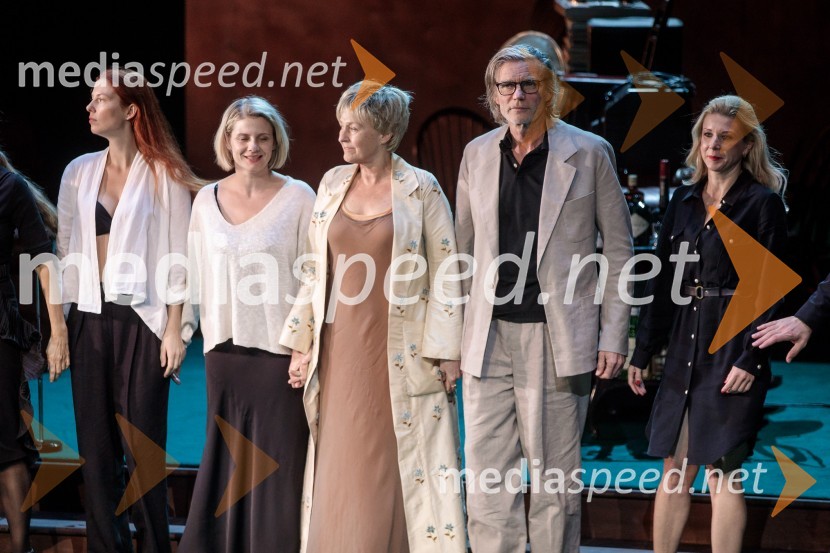  Tina Potočnik Vrhovnik, igralka;  Jana Zupančič, igralka;  Judita Zidar, igralka;  Boris  Kerč, igralec;  Tjaša  Železnik, igralkaAvgust v okrožju Osage, premiera drame