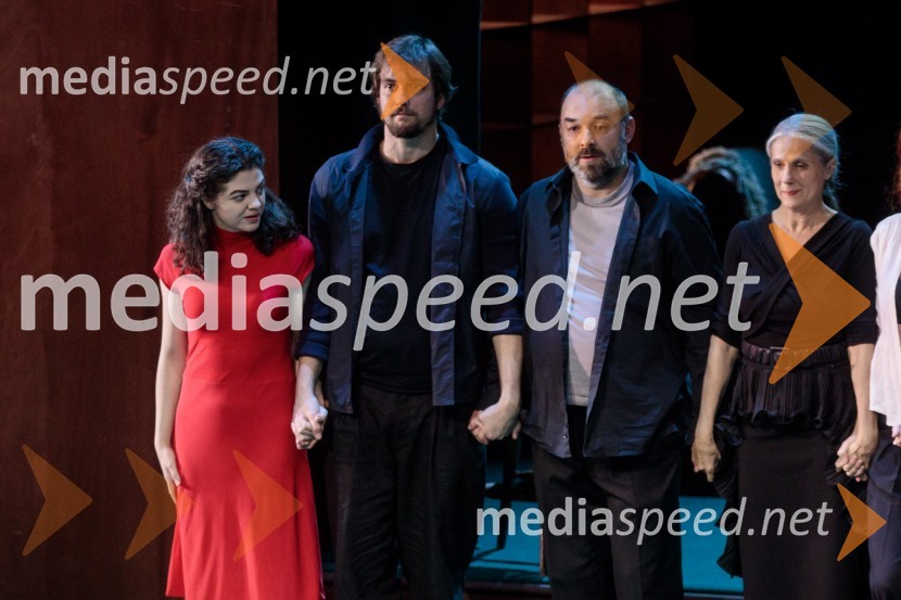  Diana  Kolenc, igralka;  Filip Samobor, igralec;  ... ;  Nataša Tič Ralijan, igralkaAvgust v okrožju Osage, premiera drame