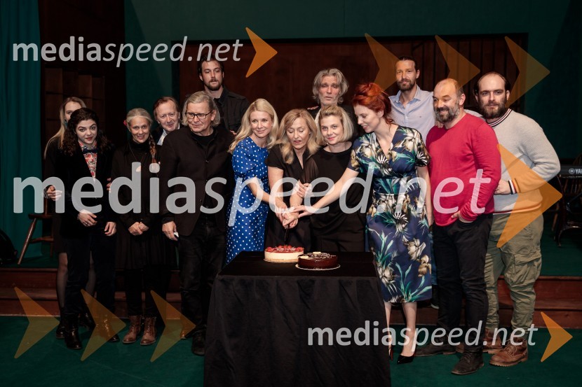  Diana  Kolenc, igralka;  Nataša Tič Ralijan, igralka;  Alojz Svete, igralec;  Janusz Kica, režiser;  Filip Samobor, igralec;  Tjaša  Železnik, igralka;  Judita Zidar, igralka;  Jana Zupančič, igralka;  Boris  Kerč, igralec;  Tina Potočnik Vrhovnik, igralka;  Tomo Tomšič, igralec;  Gaber K. Trseglav, igralec;  Gregor Gruden, igralecAvgust v okrožju Osage, premiera drame