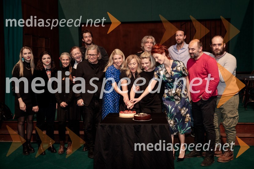  Klara Kuk, igralka, manekenka;  Diana  Kolenc, igralka;  Nataša Tič Ralijan, igralka;  Alojz Svete, igralec;  Filip Samobor, igralec;  Janusz Kica, režiser;  Tjaša  Železnik, igralka;  Judita Zidar, igralka;  Jana Zupančič, igralka;  Boris  Kerč, igralec;  Tina Potočnik Vrhovnik, igralka;  Tomo Tomšič, igralec;  Gaber K. Trseglav, igralec;  Gregor Gruden, igralecAvgust v okrožju Osage, premiera drame