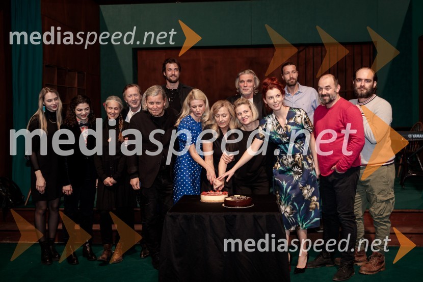  Klara Kuk, igralka, manekenka;  Diana  Kolenc, igralka;  Nataša Tič Ralijan, igralka;  Alojz Svete, igralec;  Janusz Kica, režiser;  Filip Samobor, igralec;  Tjaša  Železnik, igralka;  Judita Zidar, igralka;  Jana Zupančič, igralka;  Boris  Kerč, igralec;  Tina Potočnik Vrhovnik, igralka;  Tomo Tomšič, igralec;  Gaber K. Trseglav, igralec;  Gregor Gruden, igralecAvgust v okrožju Osage, premiera drame