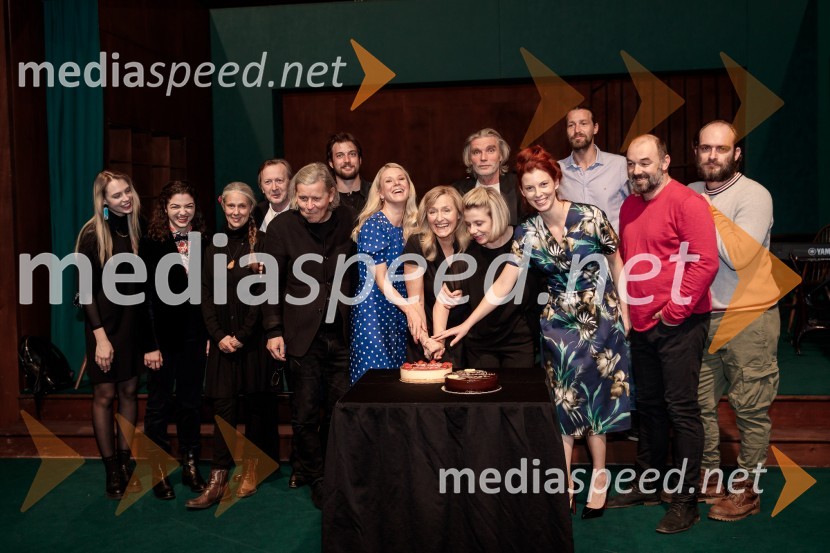  Klara Kuk, igralka, manekenka;  Diana  Kolenc, igralka;  Nataša Tič Ralijan, igralka;  Alojz Svete, igralec;  Janusz Kica, režiser;  Filip Samobor, igralec;  Tjaša  Železnik, igralka;  Judita Zidar, igralka;  Boris  Kerč, igralec;  Jana Zupančič, igralka;  Tina Potočnik Vrhovnik, igralka;  Tomo Tomšič, igralec;  Gaber K. Trseglav, igralec;  Gregor Gruden, igralecAvgust v okrožju Osage, premiera drame