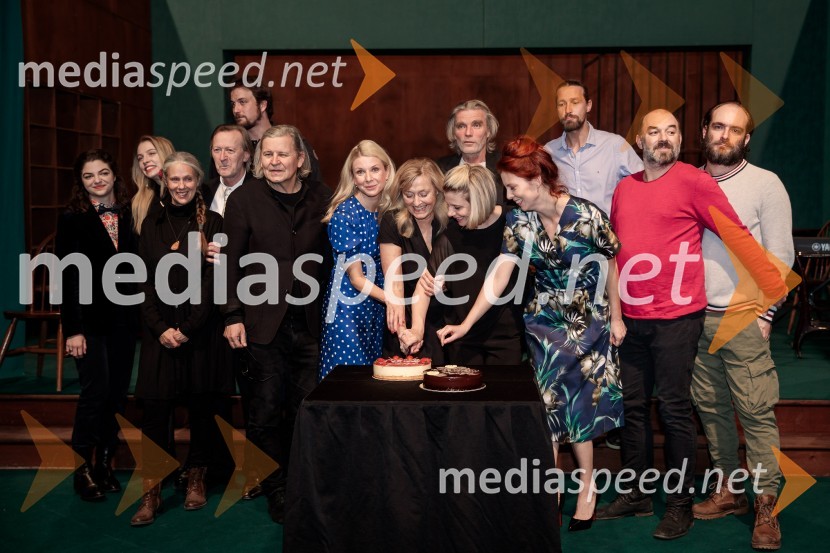  Diana  Kolenc, igralka;  Klara Kuk, igralka, manekenka;  Nataša Tič Ralijan, igralka;  Alojz Svete, igralec;  Filip Samobor, igralec;  Janusz Kica, režiser;  Tjaša  Železnik, igralka;  Judita Zidar, igralka;  Boris  Kerč, igralec;  Jana Zupančič, igralka;  Tina Potočnik Vrhovnik, igralka;  Tomo Tomšič, igralec;  Gaber K. Trseglav, igralec;  Gregor Gruden, igralecAvgust v okrožju Osage, premiera drame