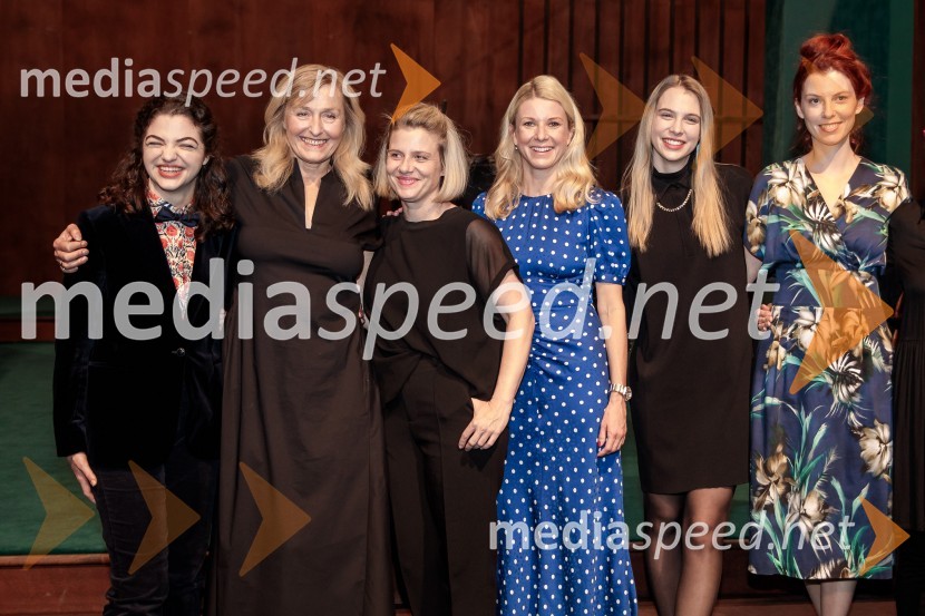  Diana  Kolenc, igralka;  Judita Zidar, igralka;  Jana Zupančič, igralka;  Tjaša  Železnik, igralka;  Klara Kuk, igralka, manekenka;  Tina Potočnik Vrhovnik, igralkaAvgust v okrožju Osage, premiera drame