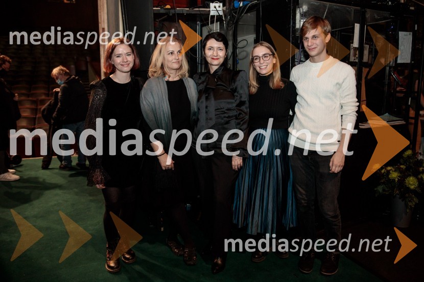  Manca Lipoglavšek, asistentka dramaturginje;  Nataša Pevec, koordinatorka trženja MGL;  Petra Pogorevc, dramaturginja in urednica knjižnice MGL;  Ula Talija Pollak, dramaturginja;  Jure Srdinšek, režiserAvgust v okrožju Osage, premiera drame