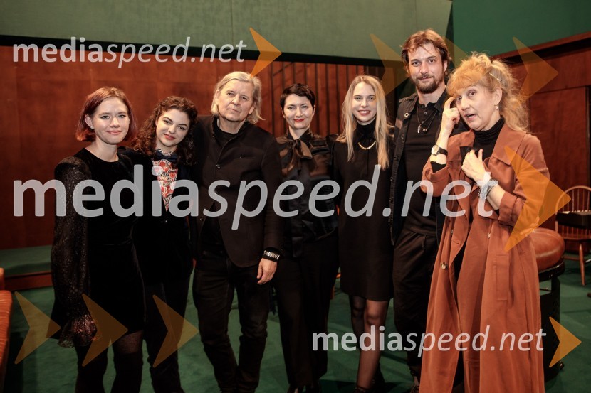  ... ;  Diana  Kolenc, igralka;  Janusz Kica, režiser;  ... ;  Klara Kuk, igralka, manekenka;  Filip Samobor, igralec;  Barbara Hieng Samobor, direktorica in umetniška vodja MGLAvgust v okrožju Osage, premiera drame