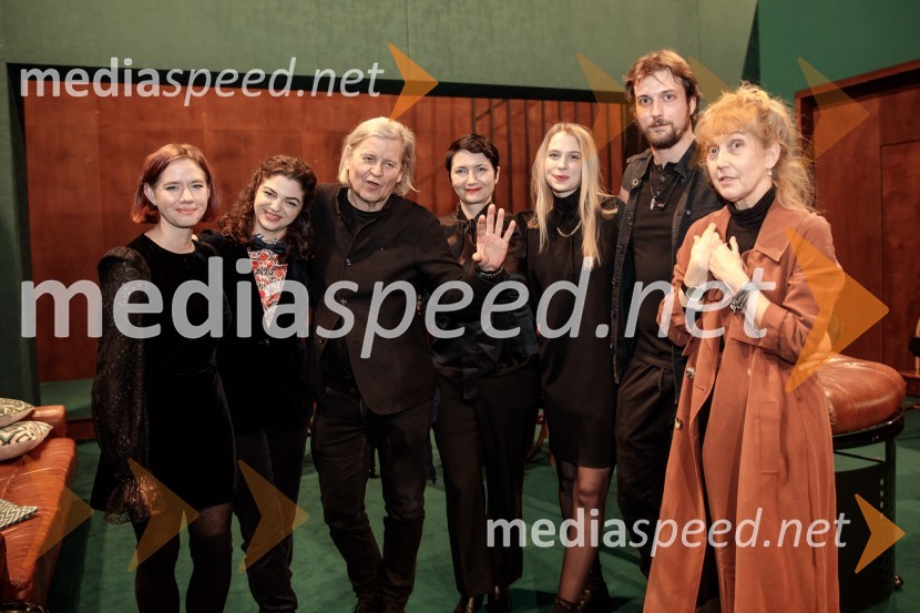  ... ;  Diana  Kolenc, igralka;  Janusz Kica, režiser;  ... ;  Klara Kuk, igralka, manekenka;  Filip Samobor, igralec;  Barbara Hieng Samobor, direktorica in umetniška vodja MGLAvgust v okrožju Osage, premiera drame