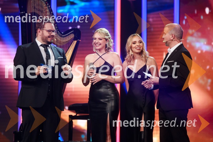  Sašo Stare, stand up komik, voditelj;  Zala Kores, De Liri;  Julija Veleski;  Aleš Novak, stand-up komikSlovenija ima talent 2021, prva polfinalna oddaja