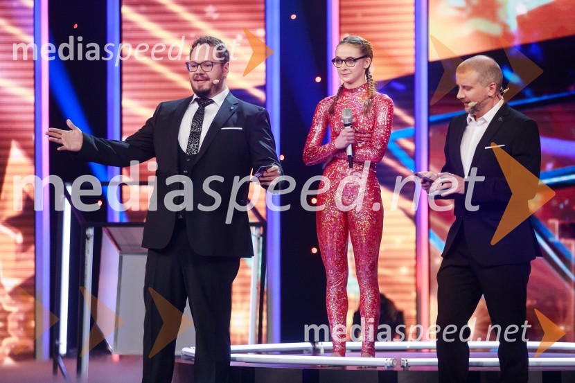  Sašo Stare, stand up komik, voditelj;  Tajda  Korče;  Aleš Novak, stand-up komikSlovenija ima talent 2021, prva polfinalna oddaja