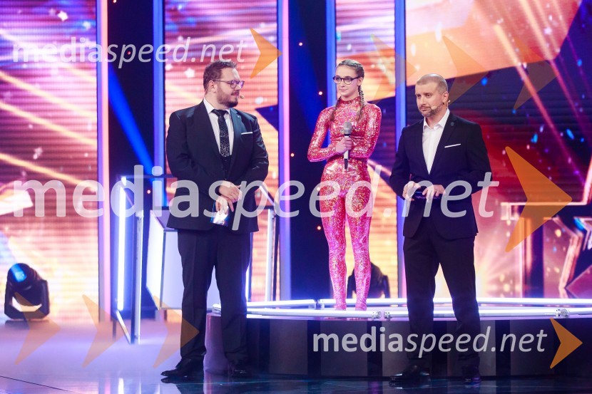  Sašo Stare, stand up komik, voditelj;  Tajda  Korče;  Aleš Novak, stand-up komikSlovenija ima talent 2021, prva polfinalna oddaja