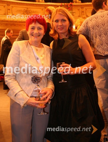 Slovenka leta 2005 - Mojca Senčar, predsednica slovenskega združenja za boj proti raku dojk in violinistka Oksana PecenySlovenka leta 2005