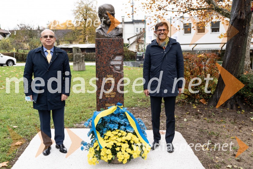  Mihajlo  Brodovič, ukrajinski veleposlanik v Sloveniji;  Matjaž Rakovec, župan Mestne občine KranjOdkritje ukrajinskega kipa v Parku La Ciotat