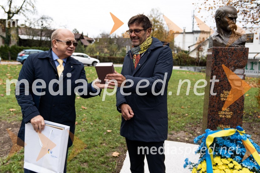  Mihajlo  Brodovič, ukrajinski veleposlanik v Sloveniji;  Matjaž Rakovec, župan Mestne občine KranjOdkritje ukrajinskega kipa v Parku La Ciotat
