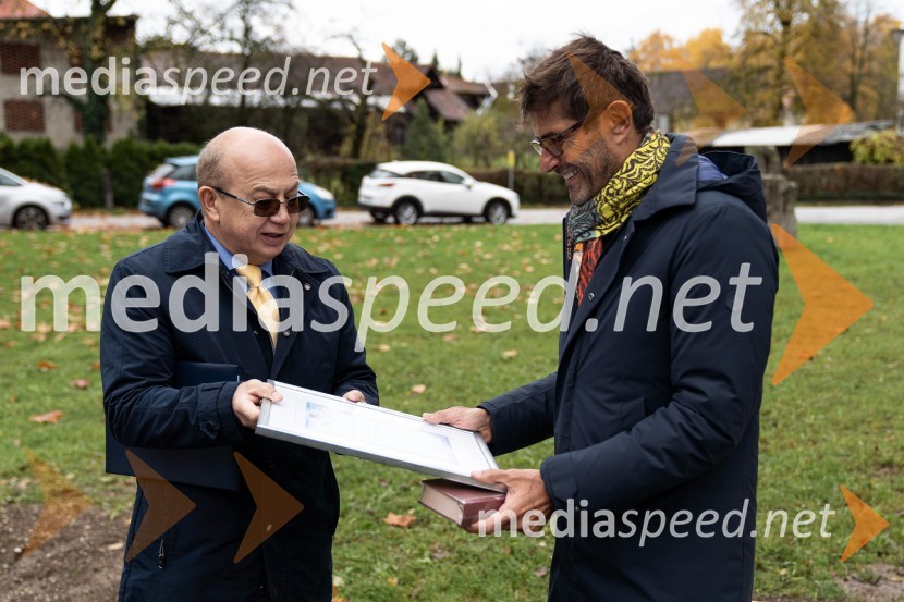  Mihajlo  Brodovič, ukrajinski veleposlanik v Sloveniji;  Matjaž Rakovec, župan Mestne občine KranjOdkritje ukrajinskega kipa v Parku La Ciotat