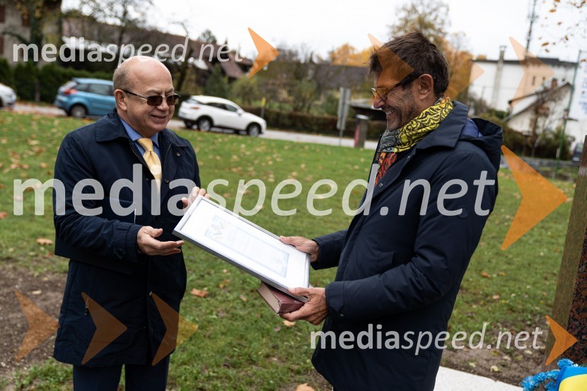  Mihajlo  Brodovič, ukrajinski veleposlanik v Sloveniji;  Matjaž Rakovec, predsednik Hokejske zveze SlovenijeOdkritje ukrajinskega kipa v Parku La Ciotat