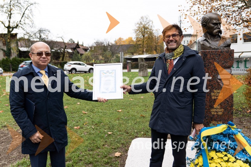  Mihajlo  Brodovič, ukrajinski veleposlanik v Sloveniji;  Matjaž Rakovec, župan Mestne občine KranjOdkritje ukrajinskega kipa v Parku La Ciotat