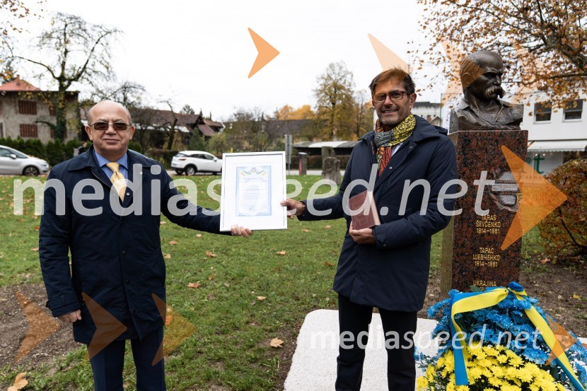 Mihajlo  Brodovič, ukrajinski veleposlanik v Sloveniji;  Matjaž Rakovec, župan Mestne občine KranjOdkritje ukrajinskega kipa v Parku La Ciotat