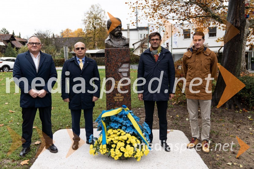  Sandi Brezovnik, lastnik in direktor skupine Sicom;  Mihajlo  Brodovič, ukrajinski veleposlanik v Sloveniji;  Matjaž Rakovec, župan Mestne občine Kranj;  Janez Černe, podžupan Mestne občine KranjOdkritje ukrajinskega kipa v Parku La Ciotat