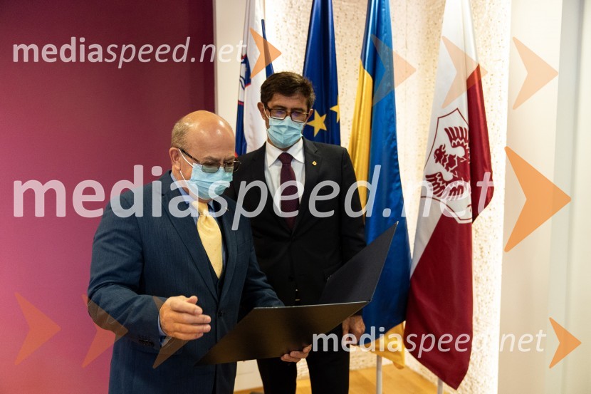  Mihajlo  Brodovič, ukrajinski veleposlanik v Sloveniji;  Matjaž Rakovec, župan Mestne občine KranjOdkritje ukrajinskega kipa v Parku La Ciotat