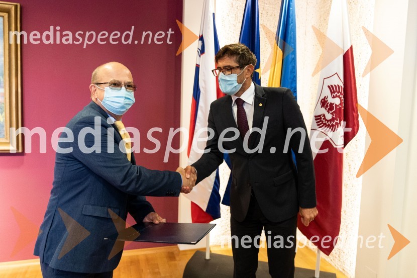  Mihajlo  Brodovič, ukrajinski veleposlanik v Sloveniji;  Matjaž Rakovec, župan Mestne občine KranjOdkritje ukrajinskega kipa v Parku La Ciotat