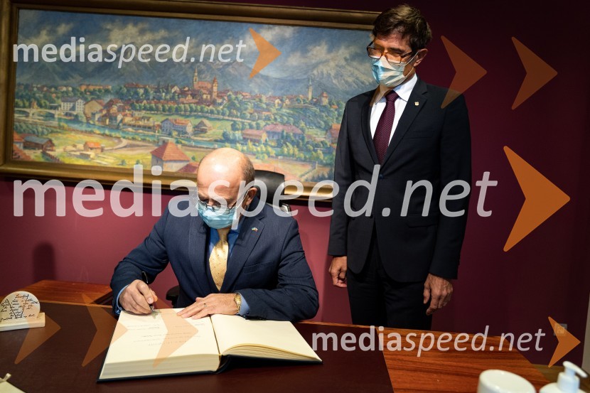  Mihajlo  Brodovič, ukrajinski veleposlanik v Sloveniji;  Matjaž Rakovec, župan Mestne občine KranjOdkritje ukrajinskega kipa v Parku La Ciotat