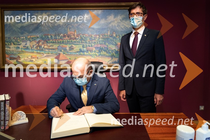  Mihajlo  Brodovič, ukrajinski veleposlanik v Sloveniji;  Matjaž Rakovec, župan Mestne občine KranjOdkritje ukrajinskega kipa v Parku La Ciotat