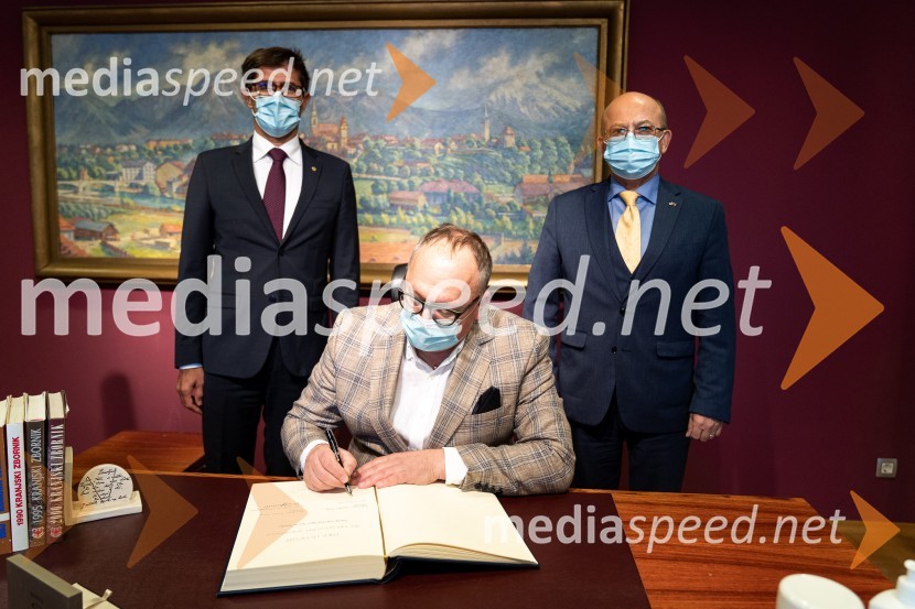  Matjaž Rakovec, župan Mestne občine Kranj;  Sandi Brezovnik, lastnik in direktor skupine Sicom;  Mihajlo  Brodovič, ukrajinski veleposlanik v SlovenijiOdkritje ukrajinskega kipa v Parku La Ciotat