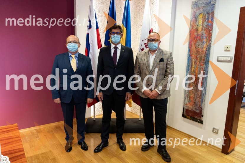  Mihajlo  Brodovič, ukrajinski veleposlanik v Sloveniji;  Matjaž Rakovec, župan Mestne občine Kranj;  Sandi Brezovnik, lastnik in direktor skupine SicomOdkritje ukrajinskega kipa v Parku La Ciotat