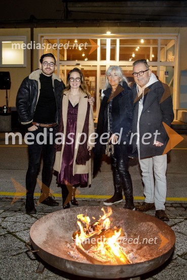  Samo Kozlevčar, glasbenik in podjetnik;  Anja Kozlevčar;  Eva Kozlevčar, glasbenica;  Tomaž KozlevčarŽenska, 50. premiera Špas teatra