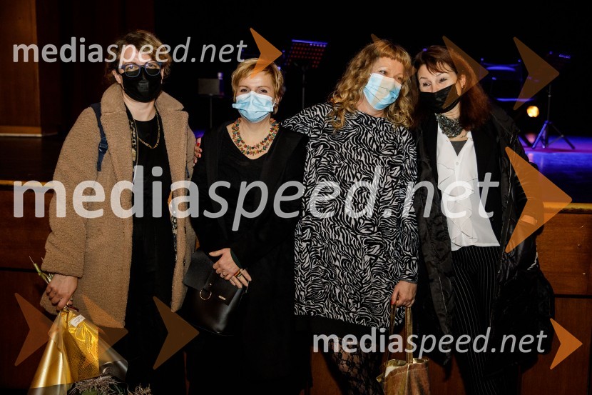  Deja  Crnovič, sociologinja, raziskovalka, publicistka in novinarka;  Vesna  Slapar, igralka;  Tijana Zinajić, režiserka;  Violeta Tomić, igralka, poslanka, Združena levicaŽenska, 50. premiera Špas teatra