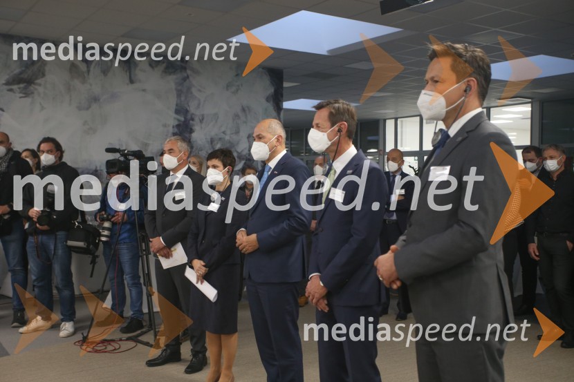  Matija Petrin, direktor podjetja BSH;  dr. Silke  Maurer,  izvršna direktorica in članica upravnega odbora BSH;  Janez Janša, predsednik vlade RS;  ... ;  ... V BSH Nazarje Janez Janša otvoril Agilni razvojni center