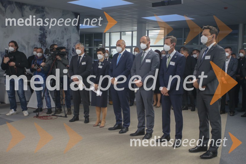  Matija Petrin, direktor podjetja BSH;  dr. Silke  Maurer,  izvršna direktorica in članica upravnega odbora BSH;  Janez Janša, predsednik vlade RS;  Boštjan Gorjup, direktor podjetja BSH;  ... ;  ... V BSH Nazarje Janez Janša otvoril Agilni razvojni center