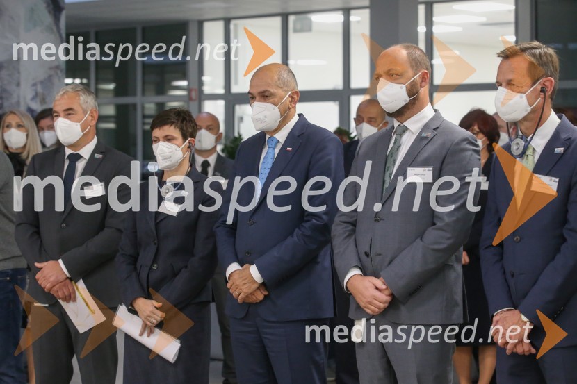  Matija Petrin, direktor podjetja BSH;  dr. Silke  Maurer,  izvršna direktorica in članica upravnega odbora BSH;  Janez Janša, predsednik vlade RS;  Boštjan Gorjup, direktor podjetja BSH;  ... V BSH Nazarje Janez Janša otvoril Agilni razvojni center