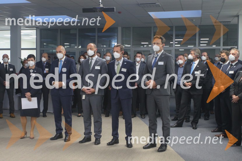  dr. Silke  Maurer,  izvršna direktorica in članica upravnega odbora BSH;  Janez Janša, predsednik vlade RS;  Boštjan Gorjup, direktor podjetja BSH;  ... ;  ... V BSH Nazarje Janez Janša otvoril Agilni razvojni center