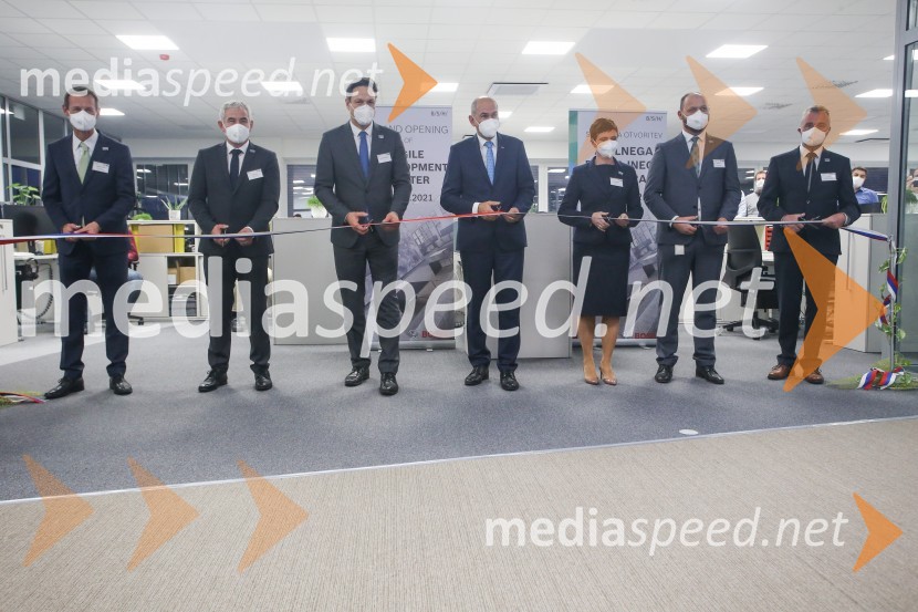  ... ;  Matija Petrin, direktor podjetja BSH;  ... ;  Janez Janša, predsednik vlade RS;  dr. Silke  Maurer,  izvršna direktorica in članica upravnega odbora BSH;  Boštjan Gorjup, direktor podjetja BSH;  ... V BSH Nazarje Janez Janša otvoril Agilni razvojni center