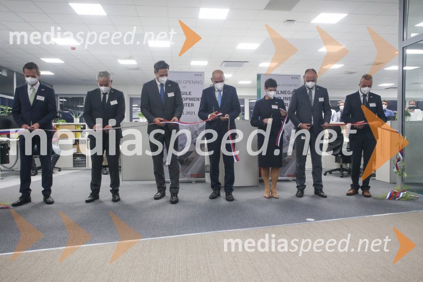  ... ;  Matija Petrin, direktor podjetja BSH;  ... ;  Janez Janša, predsednik vlade RS;  dr. Silke  Maurer,  izvršna direktorica in članica upravnega odbora BSH;  Boštjan Gorjup, direktor podjetja BSH;  ... V BSH Nazarje Janez Janša otvoril Agilni razvojni center