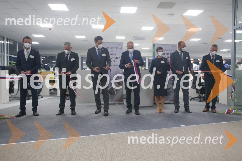  ... ;  Matija Petrin, direktor podjetja BSH;  ... ;  Janez Janša, predsednik vlade RS;  dr. Silke  Maurer,  izvršna direktorica in članica upravnega odbora BSH;  Boštjan Gorjup, direktor podjetja BSH;  ... V BSH Nazarje Janez Janša otvoril Agilni razvojni center