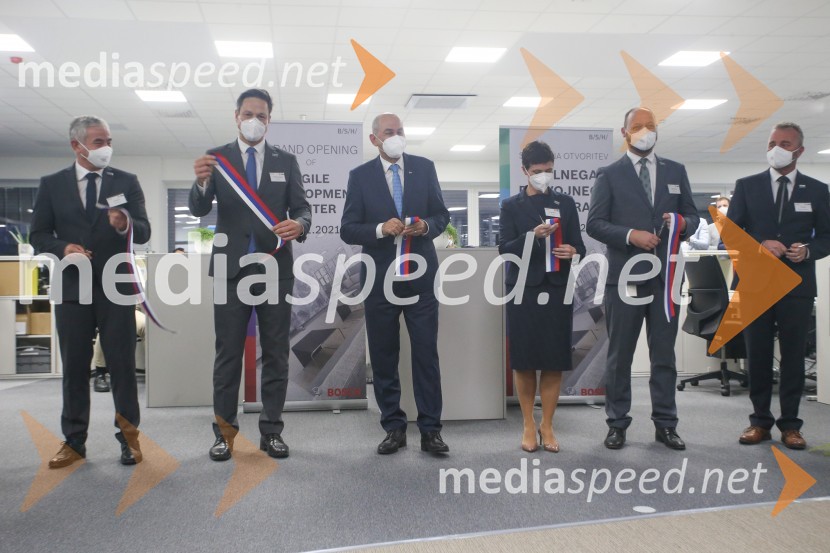  Matija Petrin, direktor podjetja BSH;  ... ;  Janez Janša, predsednik vlade RS;  dr. Silke  Maurer,  izvršna direktorica in članica upravnega odbora BSH;  Boštjan Gorjup, direktor podjetja BSH;  ... V BSH Nazarje Janez Janša otvoril Agilni razvojni center