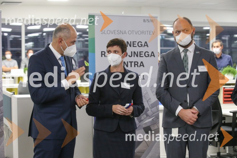  Janez Janša, predsednik vlade RS;  dr. Silke  Maurer,  izvršna direktorica in članica upravnega odbora BSH;  Boštjan Gorjup, direktor podjetja BSHV BSH Nazarje Janez Janša otvoril Agilni razvojni center
